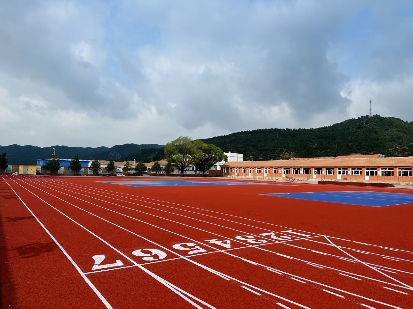 赤峰市自结纹塑胶跑道塑胶跑道 - 厂家